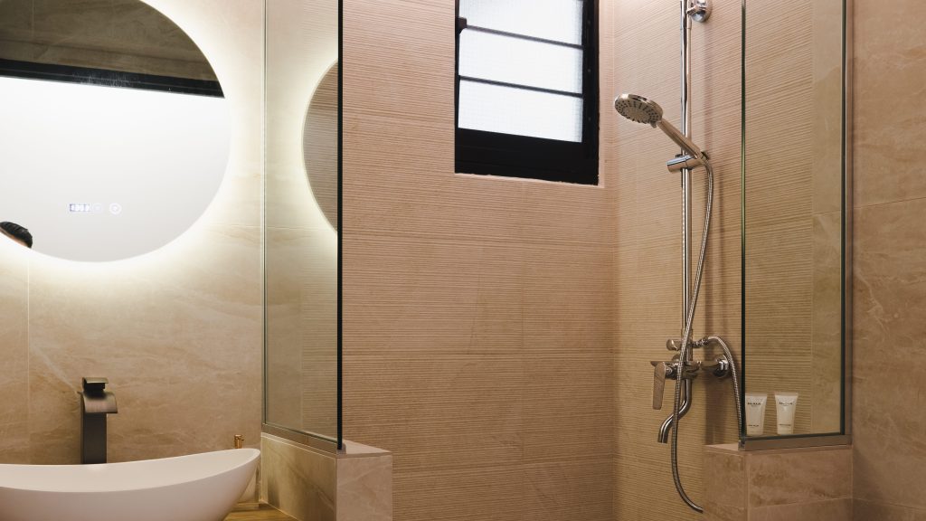 Bathroom with mirror lighting